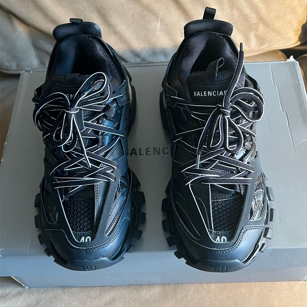 Balenciaga track sneaker  LED Black men size 41 which is a Us 8 like new
